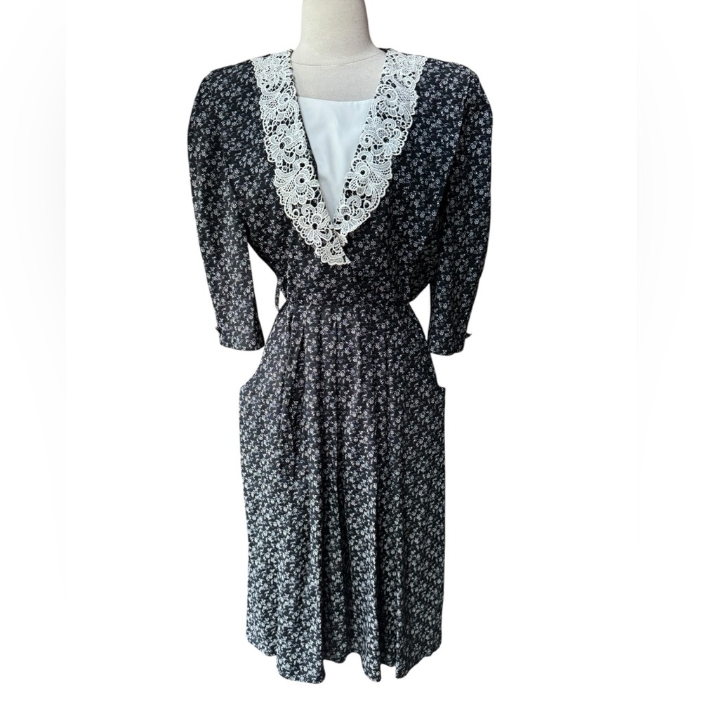 Late 1980s/Early 90s S.L.‎ Petites Ditsy Floral, Lace Trim Cottagecore Dress